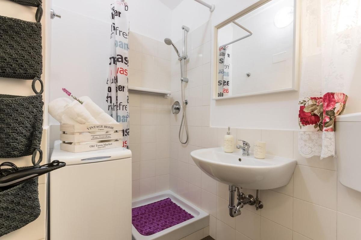 Metrob Apartment *
